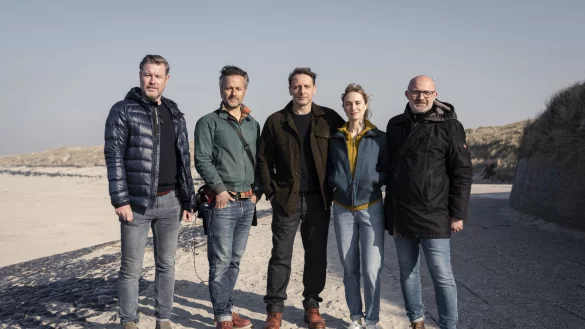 Freuen sich &uuml;ber die Traumquote des ersten Serienteils: D&uuml;nen-Team am Strand von Norderney: (von links) Produzent Mirko Schulze (MadeFor Film), Regisseur Ismail Sahin, Hendrik Duryn (Tjark Wolf), Pia-Micaela Barucki (Femke Folkmer), Autor Sven Koch. - &copy; Stephan Rabold