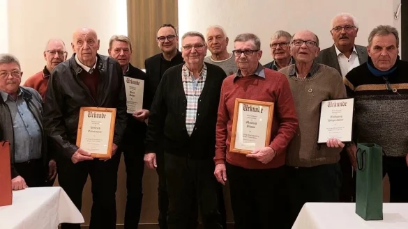 Die Geehrten und Vorstandsmitglieder des Zieglervereins, hinten in der Mitte steht einer der Ehrengäste, Bürgermeister Marcus Baier. - © Zieglerverein Lieme