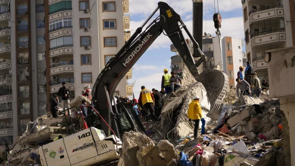 Mitglieder eines Rettungsteams suchen nach Menschen in einem zerst&ouml;rten Geb&auml;ude. Viele deutsche Hilfsorganisationen haben inzwischen Helfer in das Katastrophengebiet geschickt. - &copy; dpa