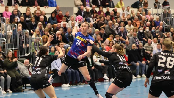 Volle Kraft voraus: Blombergs Malina Marie Michalczik erzielt einen ihrer sechs Treffer, bekam am Samstag nur in der Schlussphase eine Pause. - &copy; paul cohen