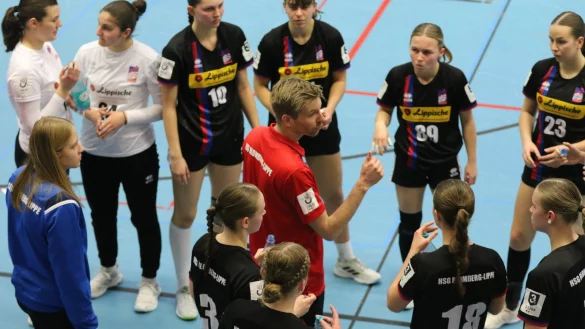 Blombergs Trainer Ruben Vo&szlig;hans stimmt seine Spielerinnen in einer Auszeit ein. - &copy; Oliver K&ouml;nig