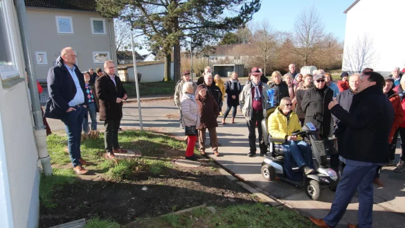 B&uuml;rgermeister Frank Hilker (rechts) erl&auml;utert den B&uuml;rgern sowie Jochen Ott (links, stellvertretender Vorsitzender der SPD-Landtagsfraktion) und MdL Dennis Maelzer (rechts neben Ott), die Projekte im Britenviertel. - &copy; Patrick Bockwinkel
