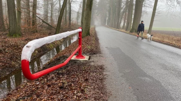 Auch auf dem Postdamm zwischen Isselhorst und G&uuml;tersloh sind zwei der Schrankensysteme mitsamt Sperrpfosten errichtet worden. - &copy; Christian Br&ouml;der