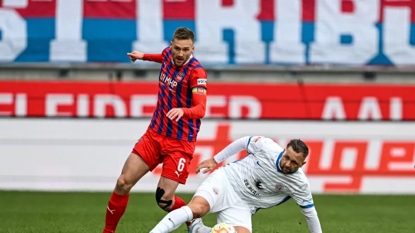 Patrick Mainka (l.) ist beim 1.FC Heidenheim unverzichtbar und eine der Säulen im Team von Trainer Frank Schmidt. Seinen ersten Profivertrag unterzeichnete er bei Arminia Bielefeld. - © picture alliance / DeFodi Images
