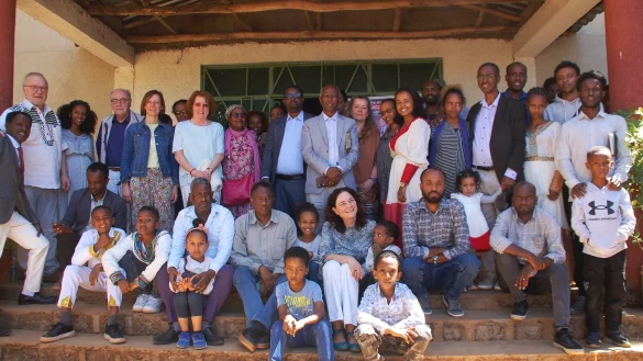 Die gesamte Gruppe der Mitarbeiter nach dem Gottesdienst im &auml;thiopischen Bahir Dar mit den f&uuml;nf Reisenden der lutherischen Kirchengemeinde &ndash; darunter auch Steffie Langenau (Mitte, sitzend) und Dieter Lorenz (links). - &copy; Lutherische Gemeinde