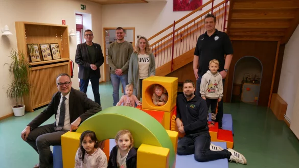 Bürgermeister Markus Baier sitzt auf einem Bewegungsbaustein,
vorne knien Nura und Stella, in der Mitte steht Amira, durch den Würfel schaut
Mio, daneben sitzt Daniel Stephan vom Verein „OWL zeigt Herz“. In der hinteren
Reihe stehen (von links) Geschäftsbereichsleiter Thomas Portong, Pascal
Klinkmann und Marina Heuschkel vom Kindergarten Kirchheide und hinten rechts
stehen TBV-Geschäftsführer Jörg Zereike und Sam. - © Alte Hansestadt Lemgo