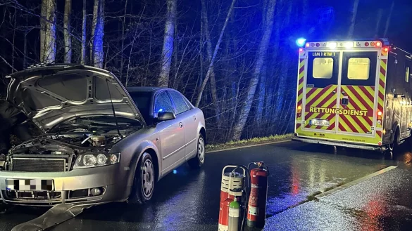 Das Unfallauto war nicht mehr fahrt&uuml;chtig und musste abgeschleppt werden. - &copy; C.Rieks/Feuerwehr Detmold