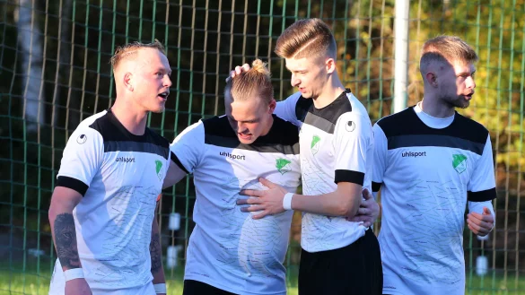 Jubel mit den Teamkollegen: Niclas Lehbrink (Zweiter von rechts). - © Paul.Cohen