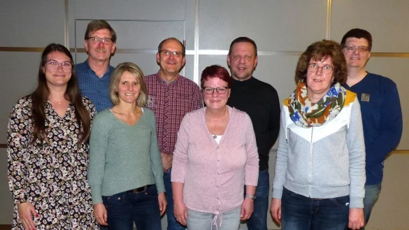 Der gro&szlig;e Aktivposten des Aktionskreises L&uuml;gder Freibad ist sein Vorstand. Hier mit (von links) Johanna Siegmann, Klaus Bertram, Sabine Welling, Walter Willeke, Angelika K&ouml;hne, Manfred Kuczera, die scheidende Schriftf&uuml;hrerin Eva Thiele und Nils Bertram. - &copy; Rudi Rudolph