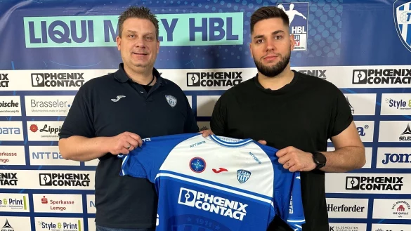 Leo Petrovsk&yacute; ist der erste Zugang des TBV Lemgo Lippe f&uuml;r die neue Saison. Hier ist er mit Gesch&auml;ftsf&uuml;hrer J&ouml;rg Zereike (links) zu sehen. - &copy; TBV Lemgo Lippe