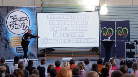 Mit einem bunten Programm aus Comedy, Lesung und Musik wusste Moderator Tom Lehel, die rund 150 Sch&uuml;ler bestens zu unterhalten. Gemeinsam wurde aber auch erarbeitet, wie sich Mobbing &uuml;berhaupt definiert. - &copy; Lorraine Brinkmann
