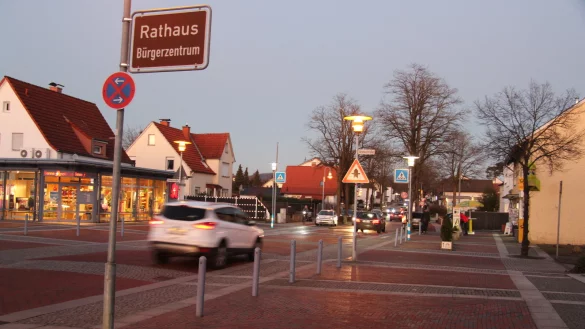 F&uuml;r die Neugestaltung des Stra&szlig;enbereichs vor dem Rathaus muss die Gemeinde einen neuen F&ouml;rderantrag stellen. - &copy; Cordula Gr&ouml;ne