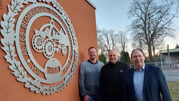 Die Vorbereitungen f&uuml;r das Sch&uuml;tzenfest in Blomberg laufen. Sch&uuml;tzenk&ouml;nig Heiko Thiel. Oberstleutnant und stellvertretender Vorsitzender Dirk Heistermann sowie Oberst und Vorsitzender Peter Begemann freuen sich, dass nach der coronabedingten Pause nun wieder gefeiert werden kann. - &copy; Michaela Wei&szlig;e