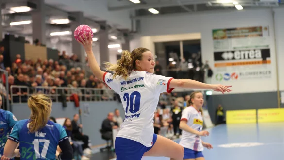 Blombergs Emelyn van Wingerden gelang f&uuml;nf Sekunden vor dem Ende der Ausgleichstreffer. Hier ist sie in einer Szene zuvor auf Rechtsau&szlig;en im Duell mit Charlotte K&auml;hr zu sehen. - &copy; paul cohen