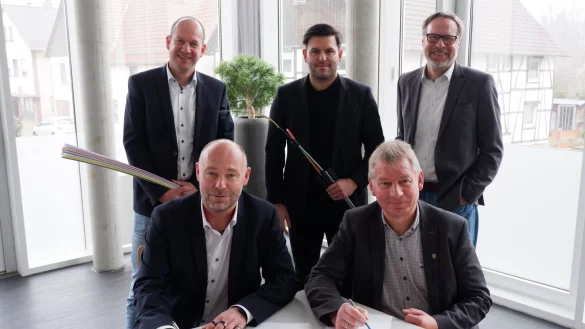 Frank Thamm (Regio-Manager Telekom, vorne links) und B&uuml;rgermeister Frank Meier unterschreiben die Vereinbarung zwischen der Telekom und der Gemeinde Extertal. Mit dabei sind auch (hinten, von links) Kai Fischer, Avni Hyseni (beide Telekom) und J&ouml;rg Schwichtenberg (Kompetenzteam Breitband). - &copy; Lorraine Brinkmann