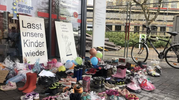 Mit Kinderschuhen protestierten auch vor dem Detmolder Kreishaus Eltern gegen die Corona-Schutzma&szlig;nahmen. - &copy; Marianne Schwarzer