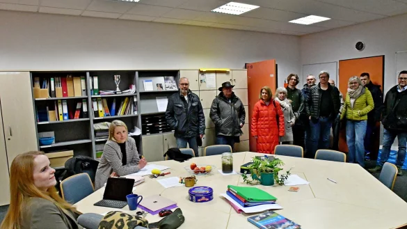 Lisa Kassen (links) und Christina Sch&uuml;lpmann treffen letzte Vorbereitungen, um die Mitglieder des Schul- und Kulturausschusses w&auml;hrend der Sitzung &uuml;ber das Angebot Deutsch als Zweitsprache zu informieren. Foto: Gunter Held - &copy; Gunter Held