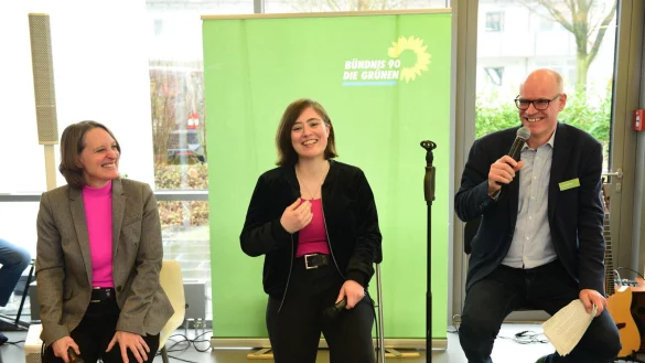 Pl&auml;dieren f&uuml;r Digitalisierung und Nachhaltigkeit: Anja Moldehn (Gesch&auml;ftsleitung des Centrum Industrial IT), Julia Eisentraut (Sprecherin f&uuml;r Digitalisierung, Wissenschaft, Datenschutz und Weiterbildung) und Dr. Burkhard Pohl (Fraktionssprecher Lemgo). - &copy; Nicole Ellerbrake