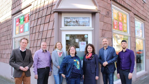 Startschuss f&uuml;r lippische Nachhaltigkeit: Dr. Olaf Peterschr&ouml;der (von links) und Olrik Meyer, Lippe im Wandel Vorstand Imke Weishaupt, Susanne Haferbeck vom Rolfschen Hof, K&auml;mmerin Dr. Miriam Mikus, Markus, Rempe von der Lippe Bildungs eG und Manuel Zimmer ebenfalls Vorstandsmitglied bei Lippe im Wandel freuen sich bei der Er&ouml;ffnung des Zukunftsraums Nachhaltigkeit. - &copy; Philipp Kersten
