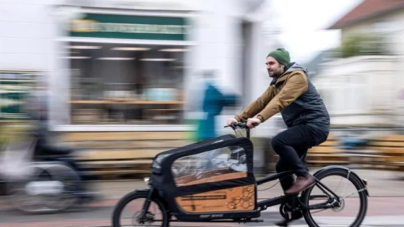 Fahrr&auml;der sind weiter sehr gefragt. Da die Lager der H&auml;ndler voll sind, k&ouml;nnen Verbraucher derzeit f&uuml;r einzelne Modell mit guten Rabatten rechnen. Auch Cargobikes (Foto) liegen f&uuml;r 2023 im Trend. - &copy; dpa