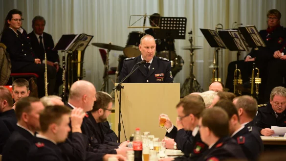 Wehrf&uuml;hrer Joachim Hartfelder bei seiner Ansprache vor seinen Kameraden der Freiwilligen Feuerwehr. - &copy; Nicole Ellerbrake