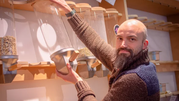 Dennis Hammer montiert einen der noch übrig gebliebenen Lebensmittel-Spender von der Wand. Seinen Unverpackt-Laden in Der Bruchstraße hat er zum 1. Februar geschlossen. - © Raphael Bartling