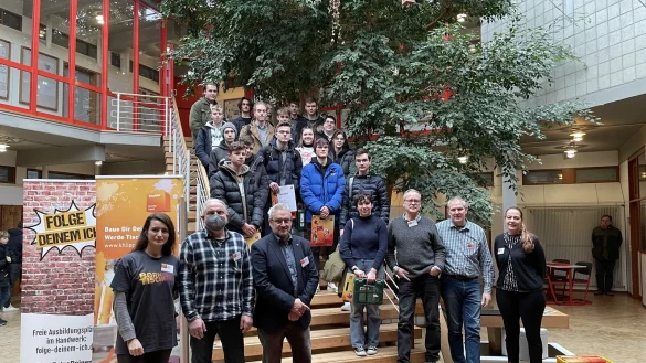 Gl&uuml;ckliche Gesichter bei den Teilnehmern des freiwilligen Eignungstestes der Tischler-Innung Lippe. - &copy; Kreis-Handwerkerschaft Paderborn-Lippe