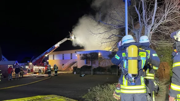 Mehrere Trupps unter schwerem Atemschutz stehen vor der noch brennenden Gastst&auml;tte im Bad Salzufler Ortsteil Retzen und warten auf ihren Einsatz. Durch das schnelle Eingreifen konnten Wohnhaus und Saal gehalten werden. - &copy; Foto: Daniel Hobein / Feuerwehr Bad Salzuflen