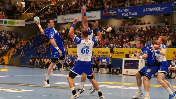 Linkshänder Isaias Guardiola fliegt mit Schwung auf die Gummersbacher Deckung zu. Foto: Jörg Hagemann - © Jörg Hagemann