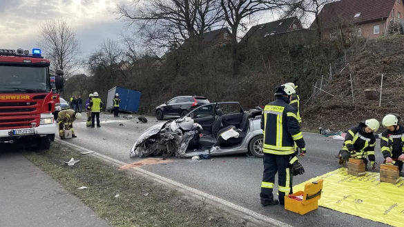 Auf der B 239 sind ein Ford Focus und der Lastwagen einer Glaserei aus dem Kreis Herford zusammengesto&szlig;en. - &copy; Freitag TV