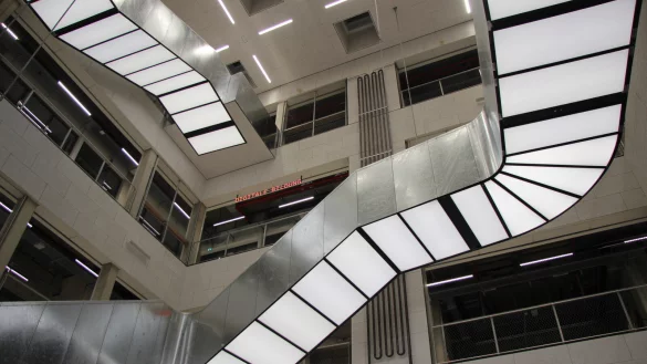 Mittelpunkt und Blickpunkt im Atrium ist die Treppe, die sich in die H&ouml;he windet. - &copy; Katrin Kantelberg