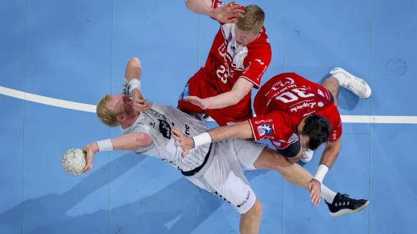 Der Kieler Patrick Wiencek wird von Gedeon Guardiola (rechts) und Niels Versteijnen (Mitte) beim Wurf attackiert. - &copy; saschaklahn.com