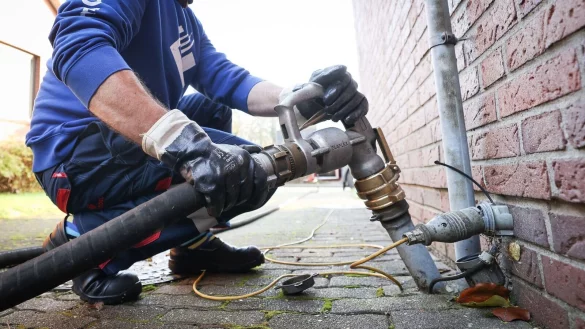 Die Kosten f&uuml;r Heiz&ouml;l sind in den vergangenen Jahren explodiert. Laut dem statistischem Bundesamt kostete Heiz&ouml;l Anfang Oktober 2022 bei einer Abnahmemenge von 3.000 Litern 167,30 Cent pro Liter im bundesweiten Durchschnitt. Anfang 2021 lag der Preis dagegen noch bei etwa 54,77 Cent pro Liter und im November 2020 sogar bei nur 37,76 Cent pro Liter. - &copy; dpa