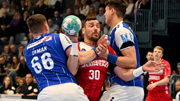TBV-Kreisl&auml;ufer Gedeon Guardiola (Mitte) wird von den beiden Gummersbachern Stepan Zeman und Julian K&ouml;ster in die Zange genommen. Rechts beobachtet Lukas Hutecek die Aktion. Foto: Mathias M. Lehmann - &copy; Mathias M. Lehmann
