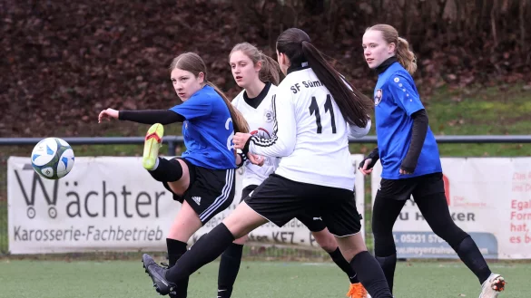 Kira St&ouml;lting von der JSG Donop-Vo&szlig;heide/Diestelbruch-M. sucht eine Mitspielerin, Teamkollegin Anne Maria Giesbrecht (rechts) beobachtet die Szene. - &copy; paul cohen