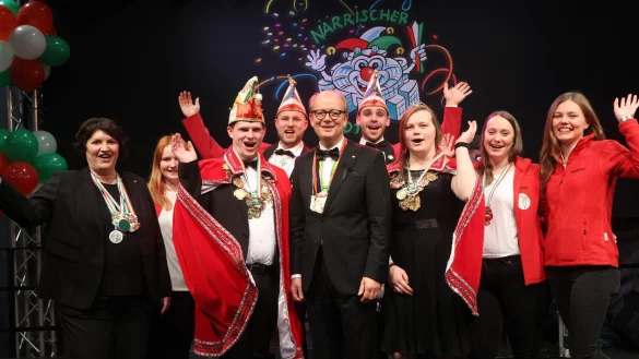 Feiern den n&auml;rrischen Landtag: Ellen Stock, Emmely Kr&uuml;ger, Prinz Espen I. M&ouml;llmann,
Matthias Kaiser, Andr&eacute; Kuper, Denzel K&ouml;hler, Prinzessin Cathleen I. Krybus ,
Yvonne Bruns und Nadine Gronemeier (von links). - &copy; Landtag NRW / Sch&auml;lte
