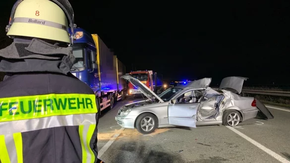 Die linke Seite sowie das Dach des Mercedes sind nach dem schweren Unfall auf der Autobahn 2 aufgerissen. - &copy; Daniel Hobein / Feuerwehr Bad Salzuflen