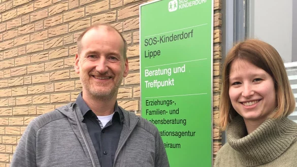 Die zuk&uuml;nftige HSG-Gesch&auml;ftsf&uuml;hrerin Franziska Rautauoma und Holger Nickel besiegeln die Zusammenarbeit der HSG und des SOS-Kinderdorfs Lippe. - &copy; HSG Blomberg-Lippe