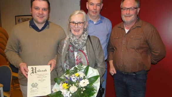 Oberst Lars Brakhage (von links), das neue Ehrenmitglied Marie-Luise Paulat, Vorsitzender Mathias Seidens und Schützenkönig Ralf Strate freuen sich auf 2023. - © Hajo Gärtner