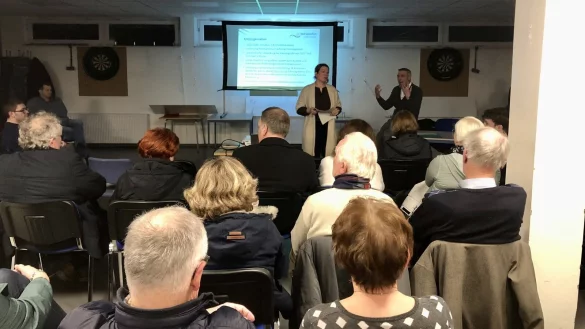 Katja M&ouml;nnigmann-Steinbeck und Dirk Tolkemitt argumentieren im Sporthaus f&uuml;r die Zusammenlegung der Grundschulen Kirchplatz und Wasserfur. - &copy; Sven Kienscherf