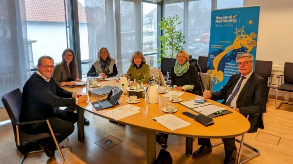B&uuml;rgermeister Mario Hecker, Elisa Goldmann, Ute Seidemann, Dr. Beatrix Wallberg, Birgit Rehberg und Friedel Heuwinkel (von links) kommen im Rahmen der ersten Steuerungsgruppensitzung &bdquo;Sektorkopplung&ldquo; im Kalletal Rathaus zusammen. - &copy; Gemeinde Kalletal