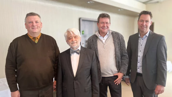 Abschied nach 38 Jahren: KHWE-Geschäftsführer Christian Jostes, Dr. Bernt Göckel-Beining, Dr. Florian Dietl (Chefarzt in Vertretung des Ärztlichen Leiters Dr. Marcus Rübsam), Stefan Kruse (Standortleitung St. Josef Hospital). - © KHWE