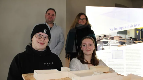 Ragnar Steven Stahl und Malú Scholtissek (vorne) präsentieren ein Modell des Schulgebäudes. Zusammen mit Fabian Schröder und Romy Brüggemann freuen sie sich auf den Start der Ausstellung. - © Nico Düllmann