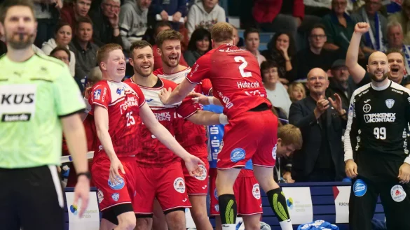 Schiedsrichter Adrian Kinzel ist in den Schlusssekunden noch voll fokussiert, w&auml;hrend bei Nils Versteijnen, Jan Brosch, Emil Buhl Laerke und dem abgehobenen Lukas Hutecek bereits die Partie beginnt. Auch Beiratsvorsitzender Herbert Vogel und Gesch&auml;ftsf&uuml;hrer J&ouml;rg Zereike sind ebenso wie Urh Kastelic begeistert. Foto: J&ouml;rg Hagemann - &copy; J&ouml;rg Hagemann