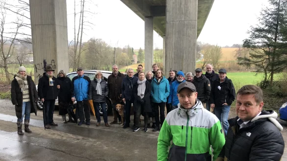 Landtagsabgeordneter Alexander Baer (rechts, SPD) und Thomas M&ouml;llerfriedrich (CDU), stellvertretendes Mitglied im Ortsausschuss Vo&szlig;heide, studieren unter der Passadetalbr&uuml;cke im Vordergrund die Antwort der Landesregierung auf die "Kleine Anfrage" Baers. Die Anwohner (im Hintergrund) d&uuml;rften mit dem Ergebnis kaum zufrieden sein. - &copy; Till Brand