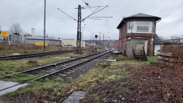 Der Klinkerbau ist das W&auml;rterstellwerk Lage S&uuml;d "Ls". Der Weichenw&auml;rter dort ist verantwortlich f&uuml;r das Stellen der Signale, Weichen, Schranken und Fahrstra&szlig;en im s&uuml;dlichen Bahnhofskopf. Auf der Nordseite, fast unter der Hochbr&uuml;cke befindet sich das Gegenst&uuml;ck f&uuml;r den n&ouml;rdlichen Bahnhofskopf, das Fahrdienstleiterstellwerk "Lf". - &copy; Astrid Sewing