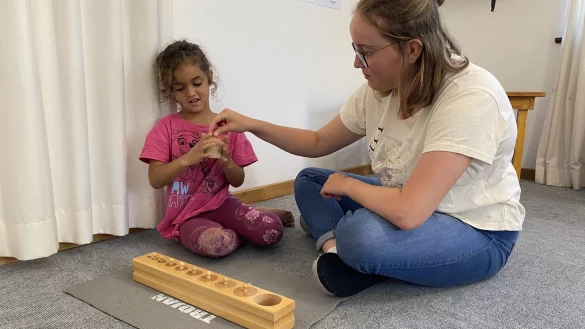 Lina Bl&uuml;mle bringt namibischen Kindern Deutsch bei. - &copy; Fotorechte: Lina Bl&uuml;mle