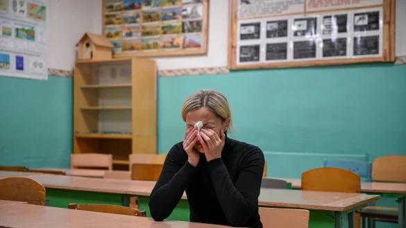 Marina Pitschkur (38) in einem der improvisierten Klassenr&auml;ume im Luftschutzkeller der 14. Schule. Sie weint um ihren Sohn Rostislaw, der bei einem russischen Angriff ums Leben kam. - &copy; Stanislav Krupar
