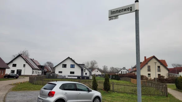 Im Wohngebiet rund um den Immenweg ist eine Flutmulde eingez&auml;unt worden. Die Werre ist nah - und wenn sie aus ihrem Bett kommt, dann ist schnell Land unter. - &copy; Astrid Sewing