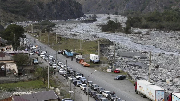 Autos stehen vor dem Grenz&uuml;bergang Werchni Lars zwischen Georgien und Russland Schlange. - &copy; Uncredited/AP/dpa